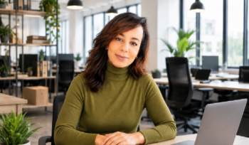 Être commerciale chez IENA : Nisrine raconte son parcours et son expérience